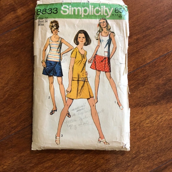 4 Dress Sewing Patterns Young Woman - Picture 2 of 13